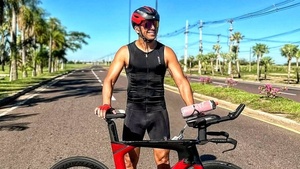 [VÍDEO] ¡Hace "pichi" sobre su bici!