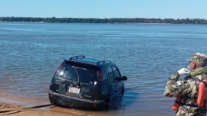 Hallan el cadáver de una mujer en un automóvil en el río Paraná y hay dos aprehendidos