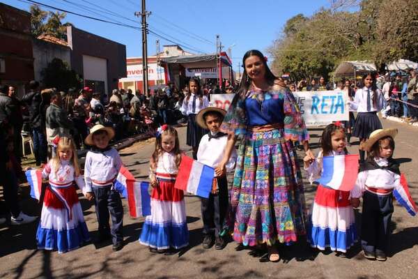 Altos celebró su fiesta fundacional y patronal con un desfile lleno de color y tradición - Nacionales - ABC Color