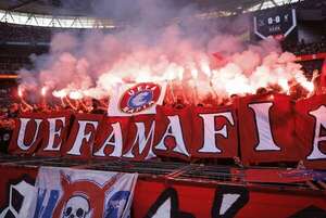 Aficionados del Crystal Palace protestan con un “UEFA MAFIA” - Fútbol Internacional - ABC Color