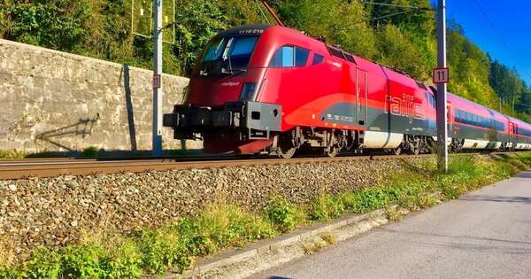 La Nación / Austria: se colgó de un tren de alta velocidad y vivió para contarlo