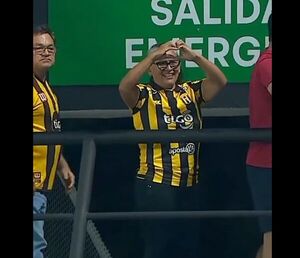 Popular / (VIDEO). Viralizan a doñita aurinegra tras la goleada del Kachike a Olimpia