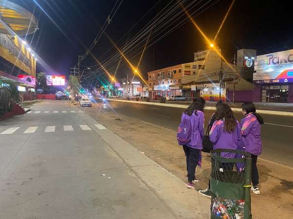 Pésimo servicio de transporte afectó a voluntarios de Asu2025 - Nacionales - ABC Color