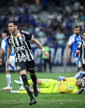 Gustavo Caballero, gol y figura en la remontada del Santos ante Cruzeiro