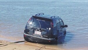 Tras discutir con el novio, joven fue a parar con el auto al Paraná