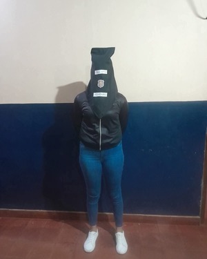 Popular / Yiyi tiró latita en la cara de un poli en pleno partido y quedó presa