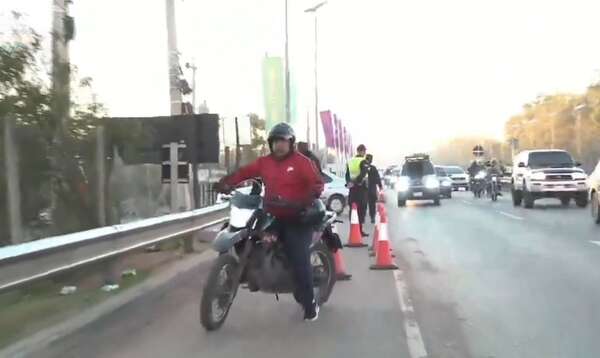 Asu2025: ante la falta de buses, voluntarios se ven obligados a utilizar plataformas para llegar a sedes de competencia - Nacionales - ABC Color