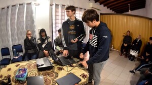 En sus vacaciones en Paraguay, joven enseñó informática a niños