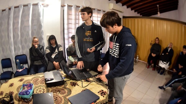 En sus vacaciones en Paraguay, joven enseñó informática a niños