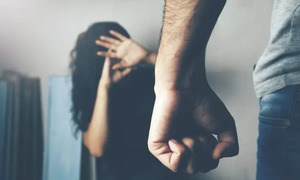 Mariano Roque Alonso: Vecinos rescatan a joven madre de brutal agresión de su padre y hermano - OviedoPress