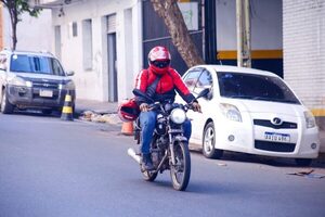 MOPC recuerda prohibición del uso de auriculares y celulares al conducir