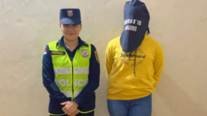 Mujer hincha lanzó lata de gaseosa y golpeó en la cara a policía