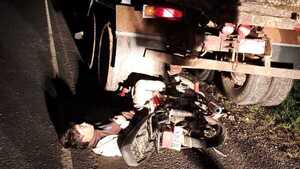 Ñeembucú: Motociclista sobrevive al impactar contra camión estacionado