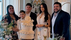 Popular / (GALERÍA) ¡El pelotero Juan Iturbe se juntó con su exdoña para volver cristiano a su peque!