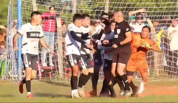 Popular / Peloteros furiosos omuña a referí tras cobrar un penal