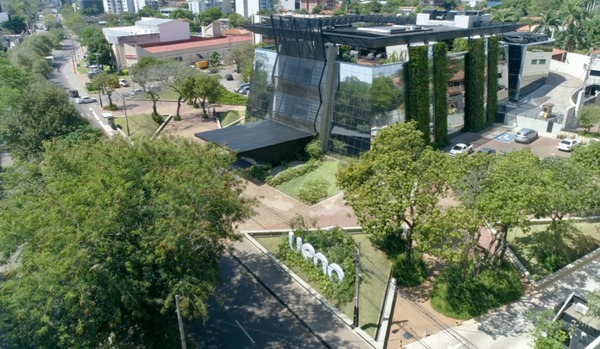 ¡ueno bank celebra suba de calificación por FIX! - trece