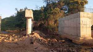 Puente inconcluso deja aisladas a varias comunidades en Caacupé