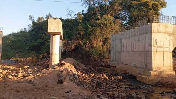 Puente inconcluso deja aisladas a varias comunidades en Caacupé