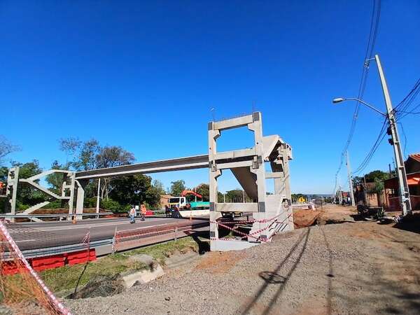 Obras en la PY02: cierre temporal en la variante de Caacupé por montaje de viaducto peatonal - Nacionales - ABC Color