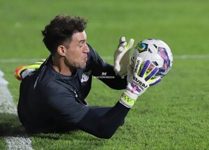 Versus / Martin Silva volvió a tener acción en el fútbol paraguayo más de 300 días después