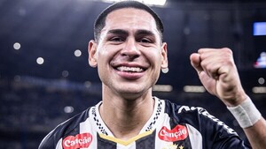 Paraguayo fue decisivo con asistencia y gol en victoria del Santos de Neymar