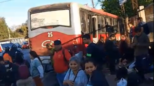 Unos 16 pasajeros de ómnibus resultaron heridos tras accidente en Ñemby
