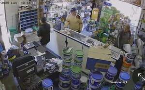 Video: en minutos, dos desconocidos roban cables de un local de Carapeguá - Policiales - ABC Color