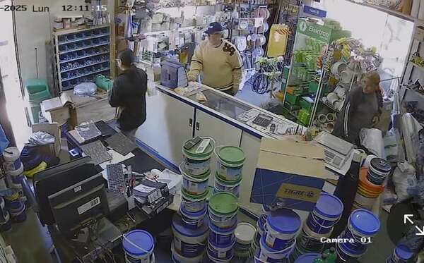 Video: en minutos, dos desconocidos roban cables de un local de Carapeguá - Policiales - ABC Color