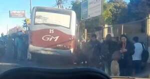 La Nación / Ñemby: accidente entre bus y tractocamión deja 16 heridos, dos en estado grave