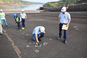 Técnicos de Itaipú realizan tareas de mantenimiento en el vertedero de la Central Hidroeléctrica - ADN Digital