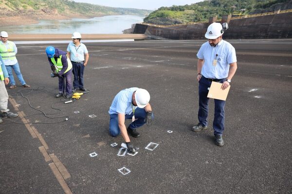 Técnicos de Itaipú realizan tareas de mantenimiento en el vertedero de la Central Hidroeléctrica - ADN Digital
