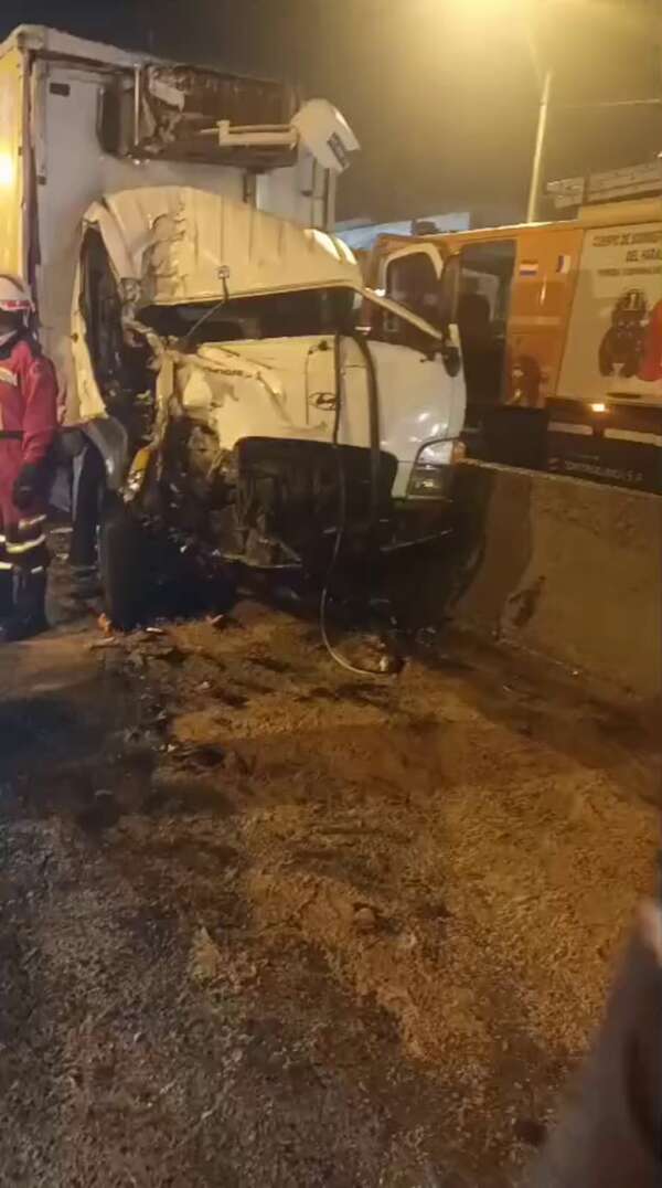 Accidente en Capiatá: camión de pollos choca contra otro vehículo y deja un muerto - Policiales - ABC Color