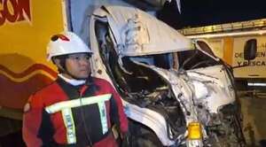 Fatal accidente en Capiatá: camión de pollos embiste a un Scania tras falla de frenos