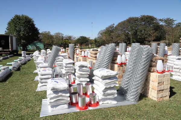 MAG entrega insumos para fortalecer la producción avícola en San Pedro - .::Agencia IP::.