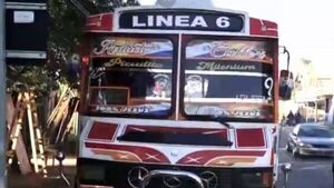 Un pasajero falleció tras caer de un colectivo en movimiento