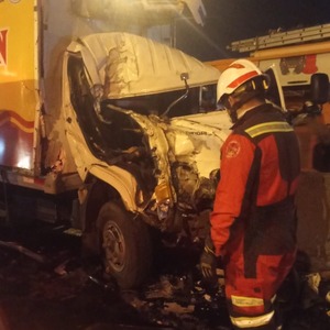 Popular / Un muerto tras choque entre camión repartidor de pollos y un vehículo de gran porte