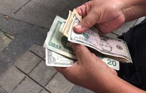 Economista prevé leve alza del dólar para fin de año