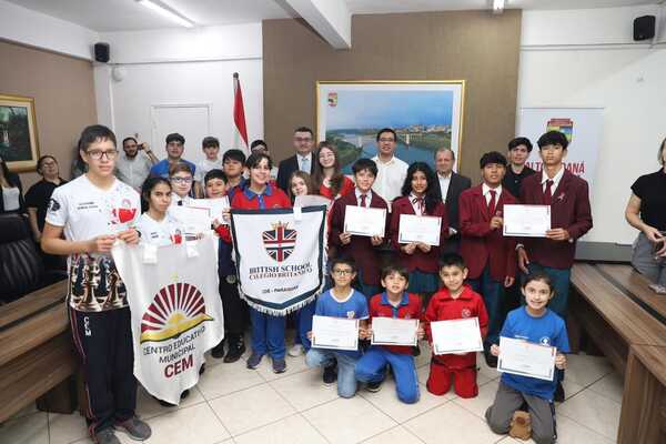 Colegio recibe homenaje por su brillante actuación en torneo nacional de ajedrez - ADN Digital