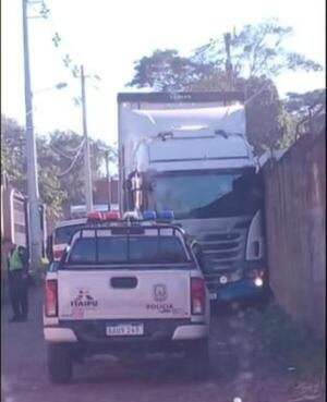 Popular / Camionazo aplastó a zapatero contra muralla