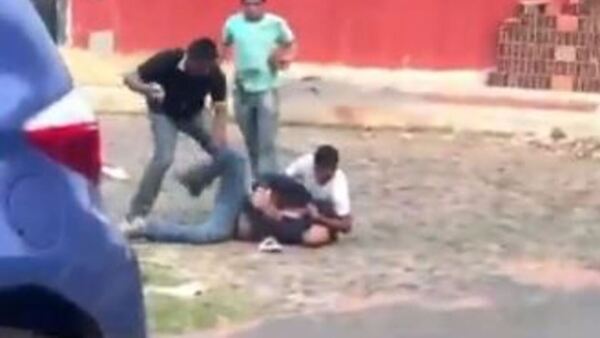 Amenazó con machete a sus compañeros de trabajo porque le faltaba dinero