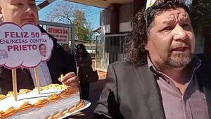 ¿Política o circo? Kelembu llevó torta para celebrar la denuncia número 50 contra Prieto