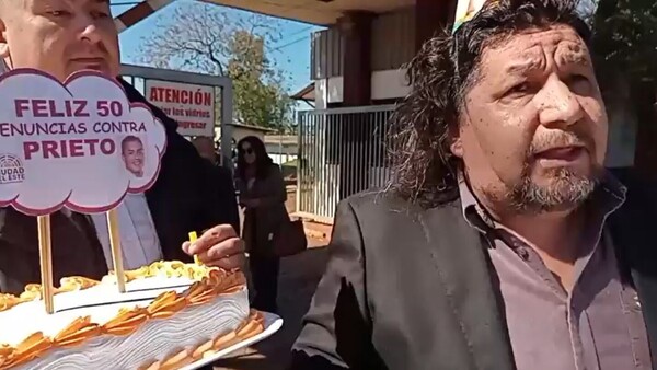 ¿Política o circo? Kelembu llevó torta para celebrar la denuncia número 50 contra Prieto
