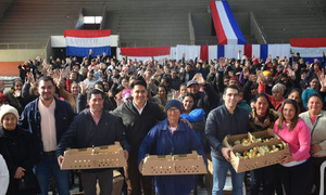 Gobernación entrega proyecto avícola a más de 480 familias en Coronel Oviedo y Caaguazú - OviedoPress