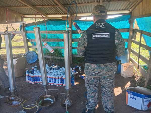 Popular / Ojepillá un laboratorio de macoña WAX en zona de Yby Pytã