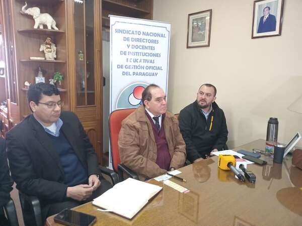 MEC: directores se suman a protesta de docentes por reajuste salarial y más rubros - Nacionales - ABC Color