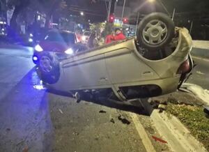 Maniobra para esquivar accidente, provoca vuelco en Asunción