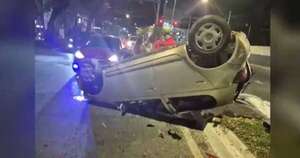 Diario HOY | Auto atropella cartel y vuelca sobre Mariscal López
