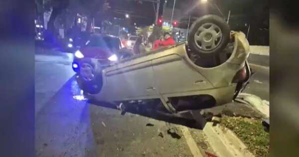 Diario HOY | Auto atropella cartel y vuelca sobre Mariscal López