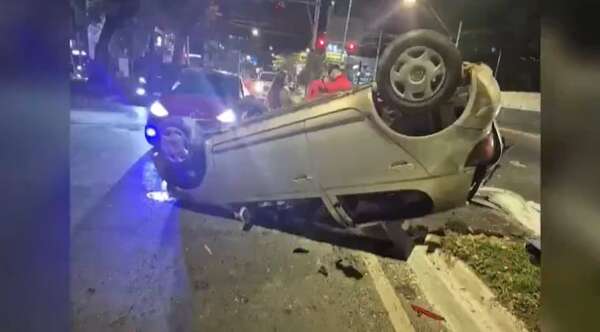 Automóvil vuelca en Mariscal López tras maniobra para evitar choque
