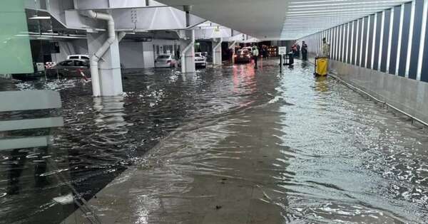 La Nación / Inundaciones generaron caos en aeropuerto de Ciudad de México